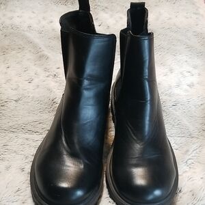 SODA Sz 8.5 Ladies Black Lug Sole Above Ankle Boots, EUC, Pull On, No Zip